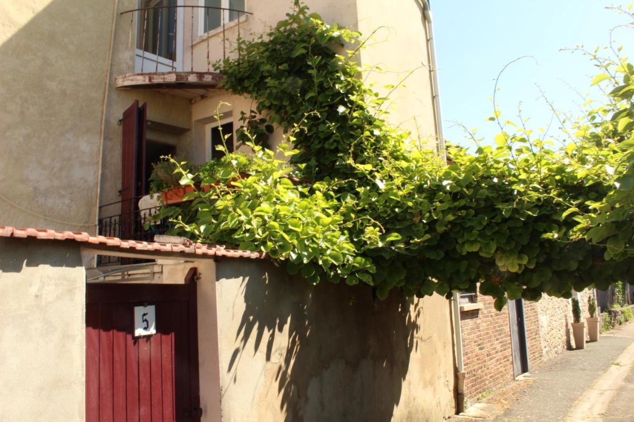 Gite Ancien Relais De Saint-Jacques La Roche Guyon Bagian luar foto